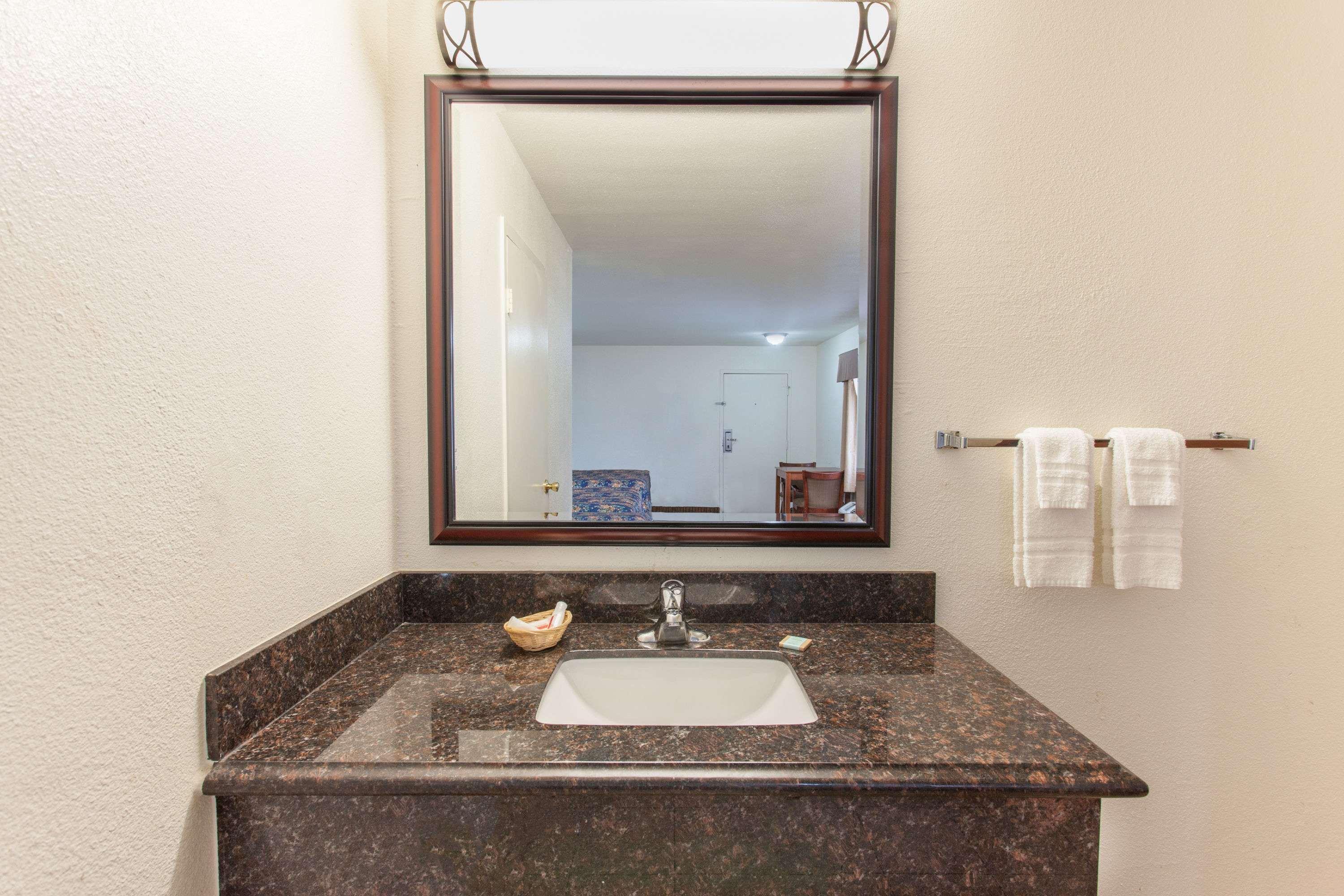 Travelodge By Wyndham Hemet Ca Exterior photo