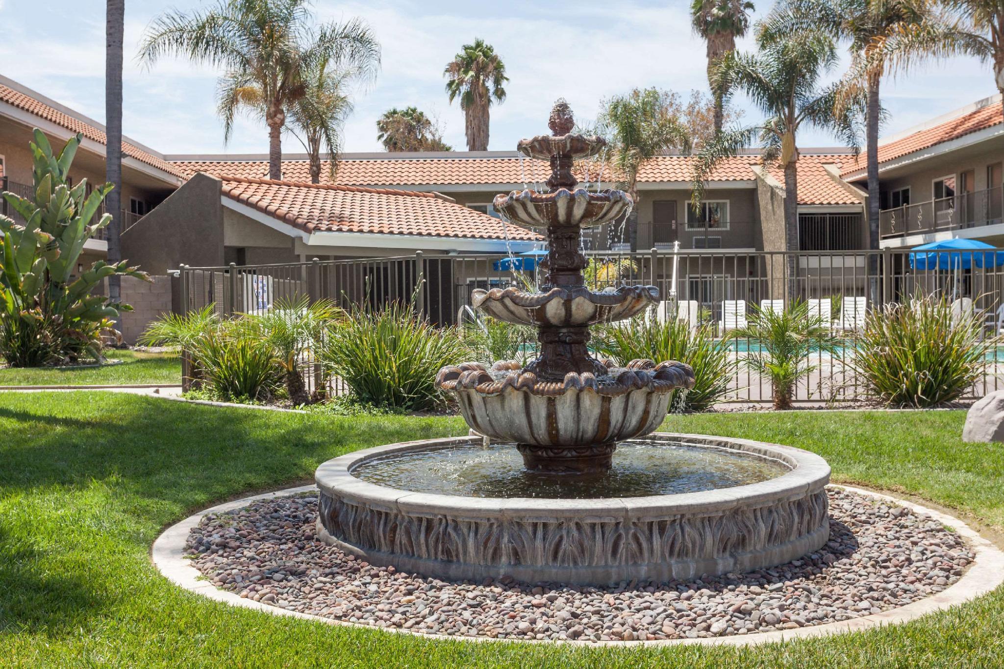 Travelodge By Wyndham Hemet Ca Exterior photo